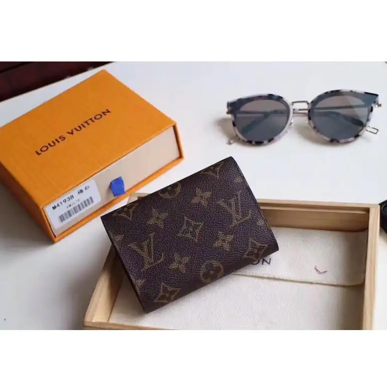 19T1L0479 Bags LV 0823
